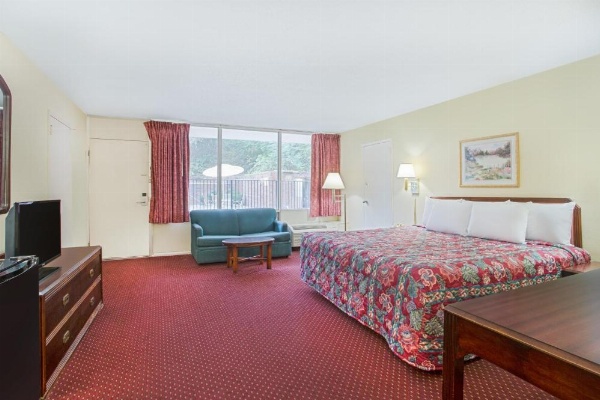 Bristol Parkway inn image 12