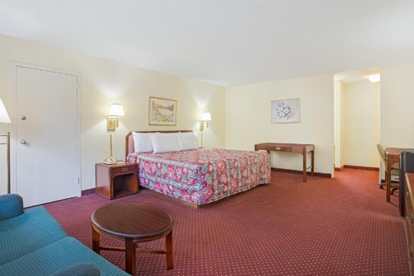 Bristol Parkway inn image 13