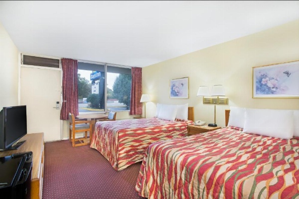Bristol Parkway inn image 15