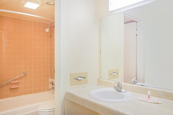 Bristol Parkway inn image 17
