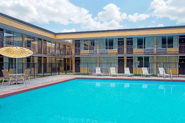 Bristol Parkway inn image 4