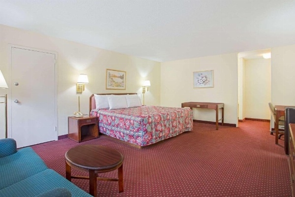 Bristol Parkway inn image 5