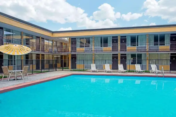 Bristol Parkway inn 4